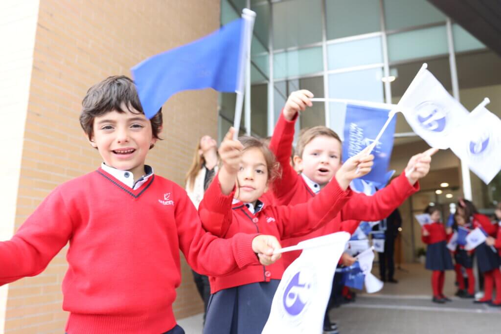 Alumnos del Programa de la Escuela Primaria recibiendo a la delegada de educación