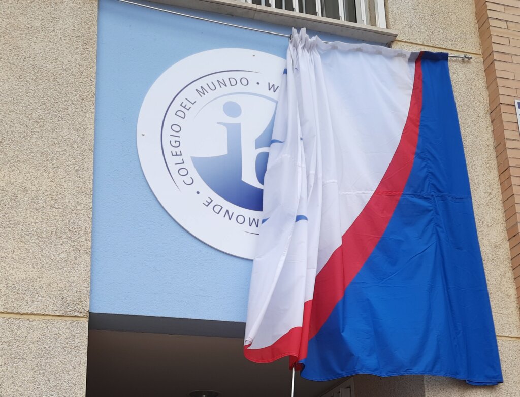 placa Tierrallana-Entrepinos celebra su incorporación a la prestigiosa institución del Bachillerato Internacional.