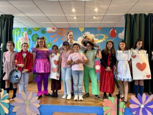 Teatro en inglés: magia y talento en el Drama Club 1 Elenco del teatro en inglés realizado por las alumnas del Drama Club
