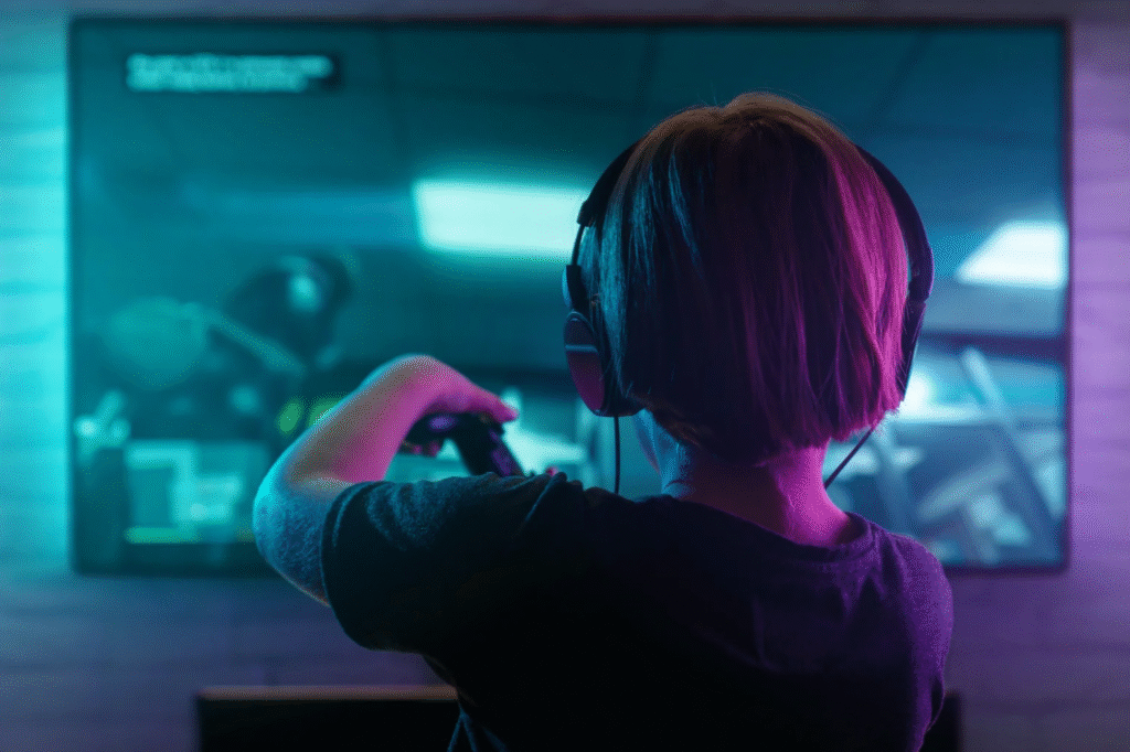 Los peligros de los videojuegos online para los menores 2 un menor jugando a un videojuego