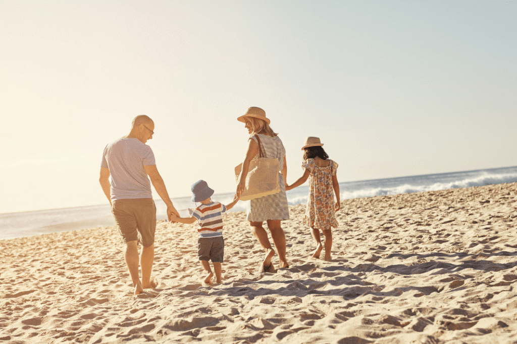 Verano en familia sin estrés: 'menos planes, más presencia' 7 Verano en familia sin estrés. Disfrutando de la playa
