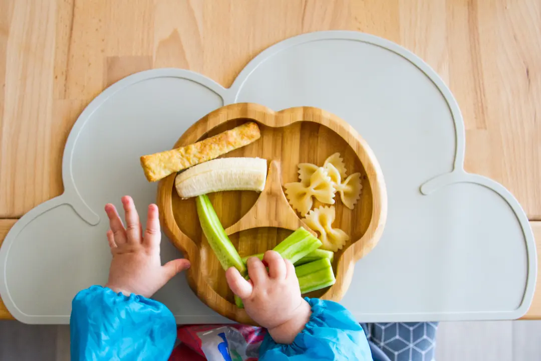 ¿Qué es el Baby-Led Weaning? 1 bebé haciendo Baby-Led Weaning (BLW)