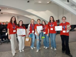 Premio Internacional de Física para dos estudiantes de Colegio Sierra Blanca-El Romeral 2 Premio internacional de Física. Las premiadas del Colegio Sierra Blanca-El Romeral con la profesora Elena Pretel