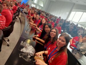 Premio Internacional de Física para dos estudiantes de Colegio Sierra Blanca-El Romeral 3 Premio internacional de Física. Las alumnas del Colegio Sierra Blanca-El Romeral durante la muestra