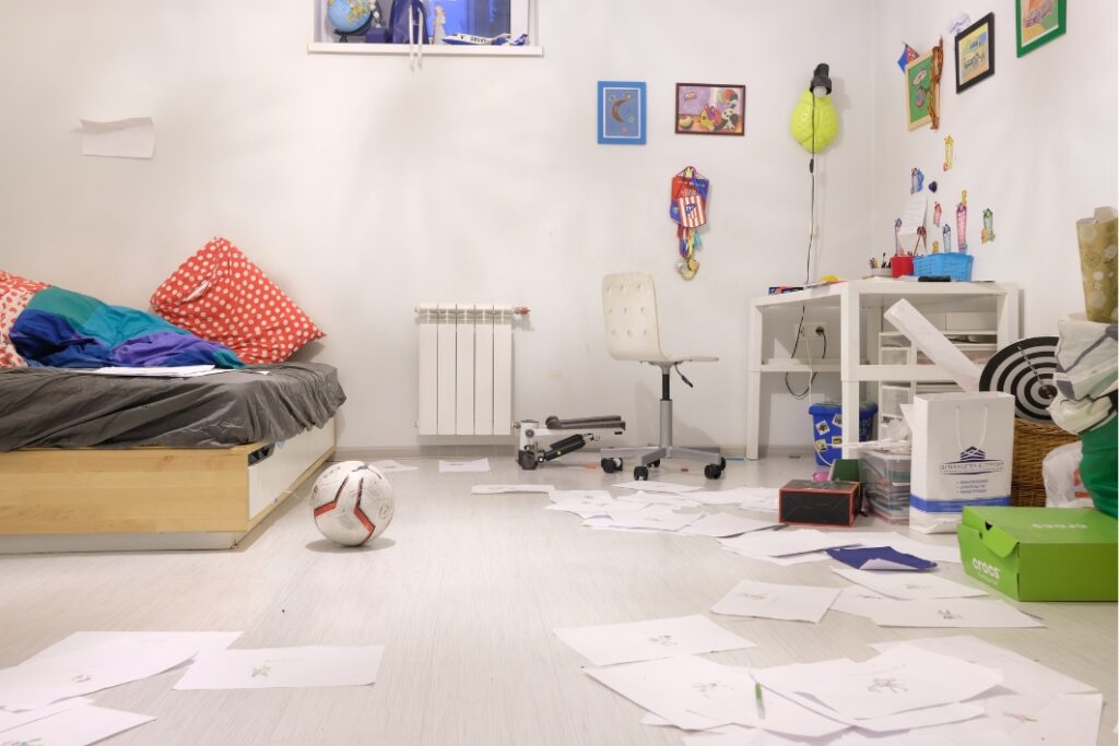 Cuarto desordenado adolescente
