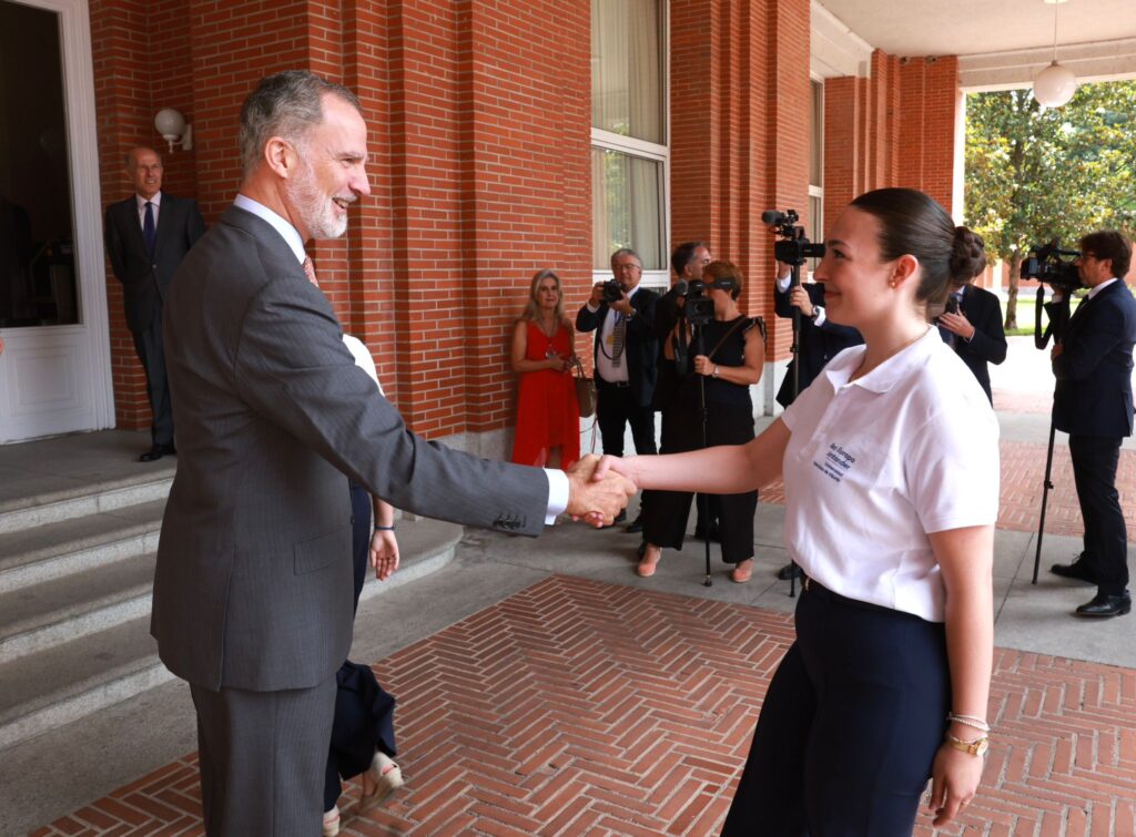 Reconocimiento a jóvenes talentos de Altaduna-Saladares 1 Jóvenes talentos: Maru García Lea saluda al Rey en las Becas Europa