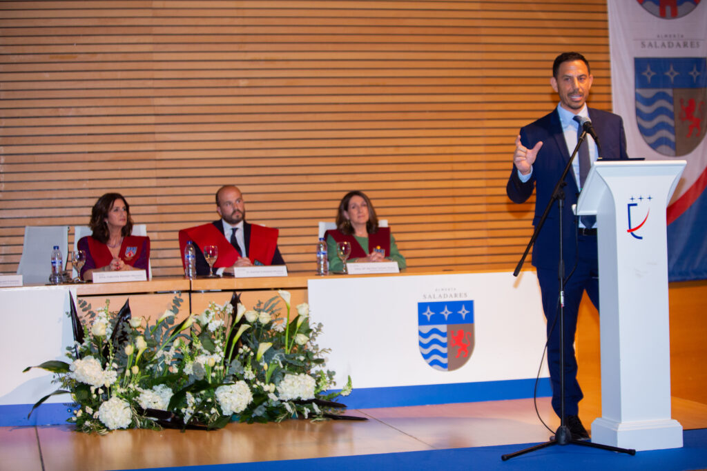 Claudio Vázquez: "Los valores son la verdadera brújula que debe guiaros" 1 Claudio Vázquez fue el padrino de la XXIX Promoción
