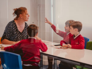 El bilingüismo en el Colegio Monaita-Mulhacén: una formación internacional 4 El bilingüismo en el Colegio Monaita-Mulhacén: Conversación alumnos y profesora nativa