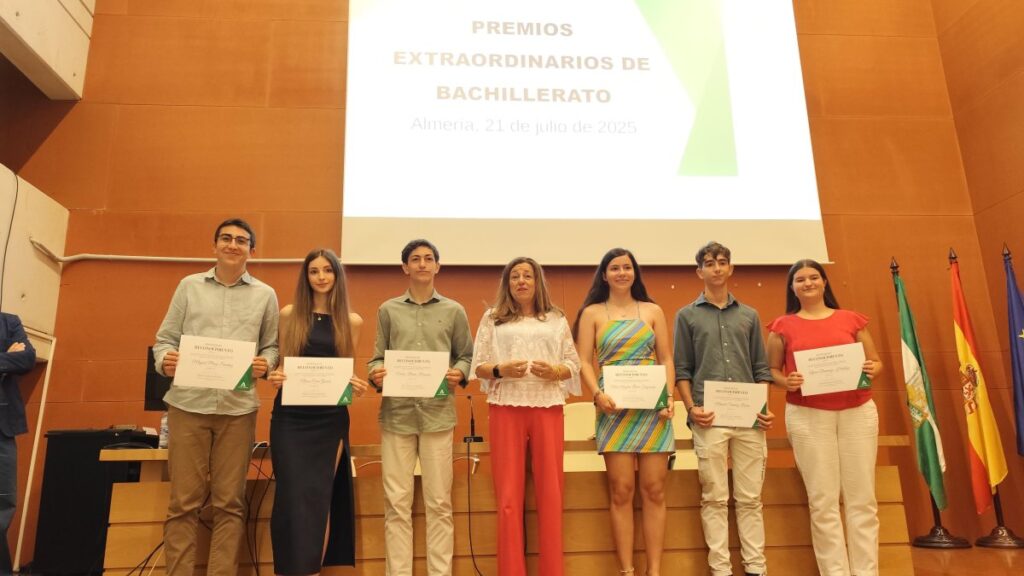 Reconocimiento a jóvenes talentos de Altaduna-Saladares 2 Jóvenes talentos: Carlos Bravo recoge el Premio Extraordinario de Bachillerato