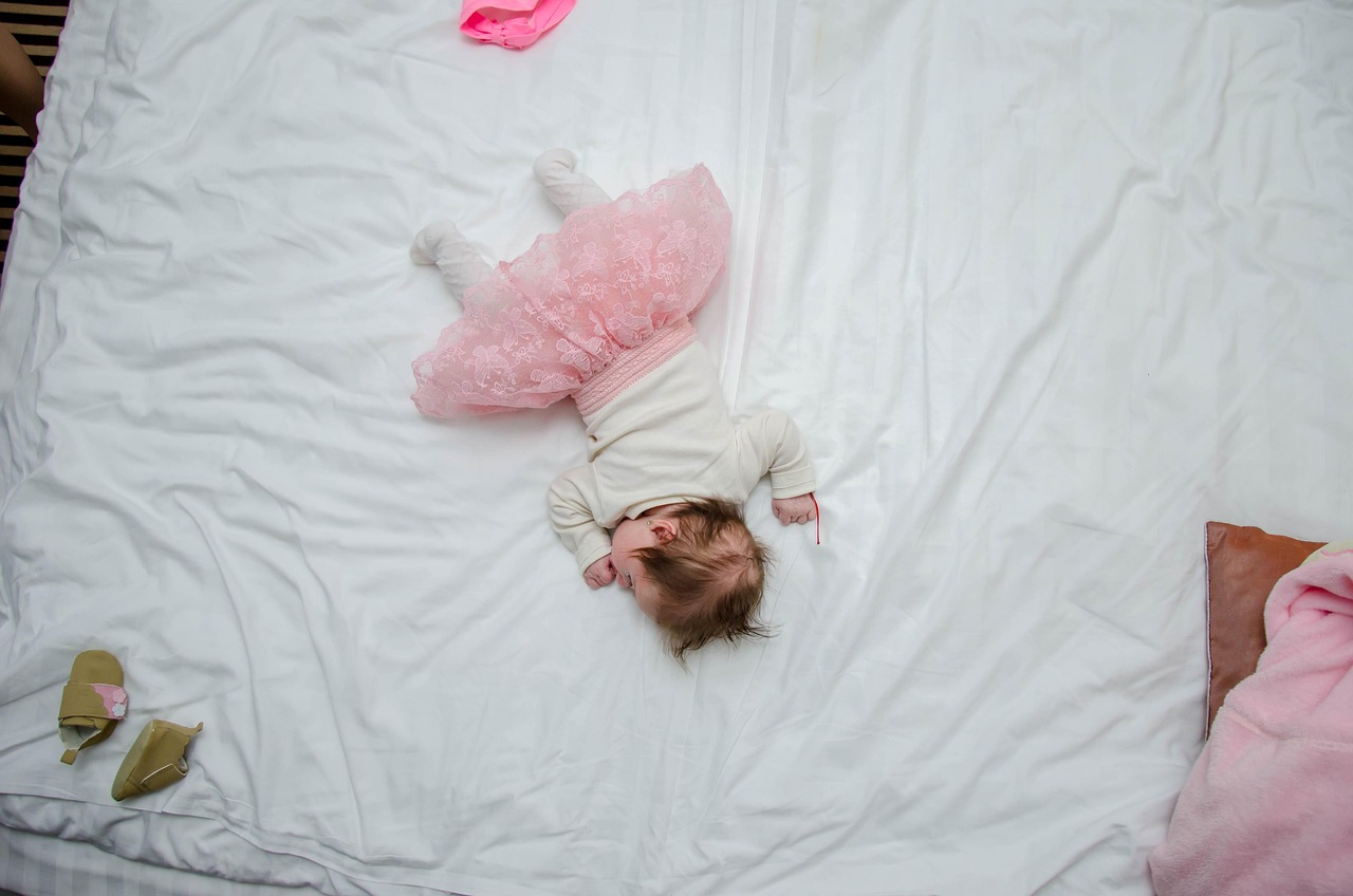 De la cuna a la cama: guía para una transición suave y exitosa 1 niña durmiendo sola en la cama de los padres
