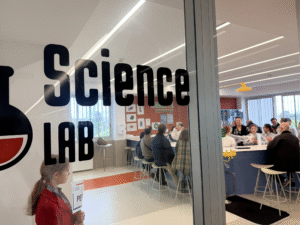 Adharaz celebra su Open Day con una Science Fair 3 14 Adharaz celebra su Open Day con una Science Fair