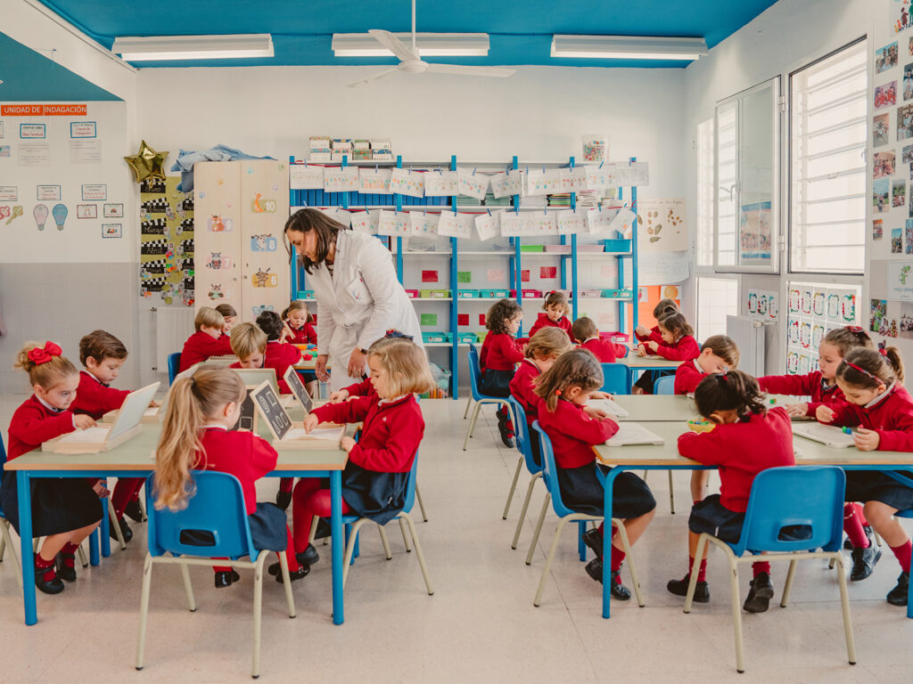 6 claves para elegir el Colegio de tu hijo 23 Alumnos de infantil dando clase