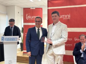 I Premios Alumni Attendis en Fuengirola: emocionante homenaje a la excelencia científica y tecnológica 2 El Teniente Alcalde entregando el premio a nuestro alumni fuengiroleño Manuel Corpas