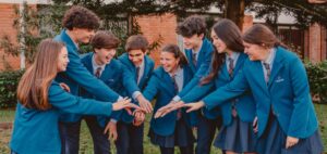 La autorización del PAI lleva el Bachillerato Internacional a Secundaria 1 Alumnos alegres por la autorización del PAI