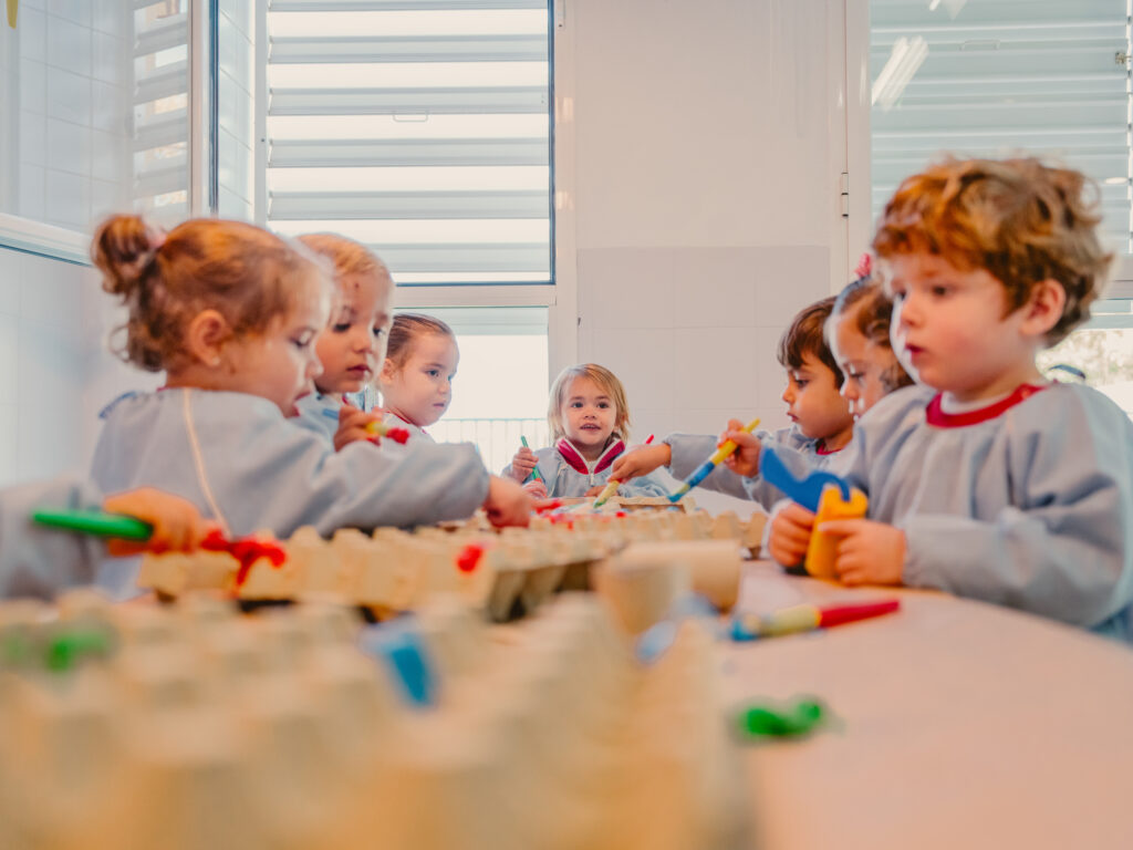 Alumnos pintando y fomentando su imaginación 