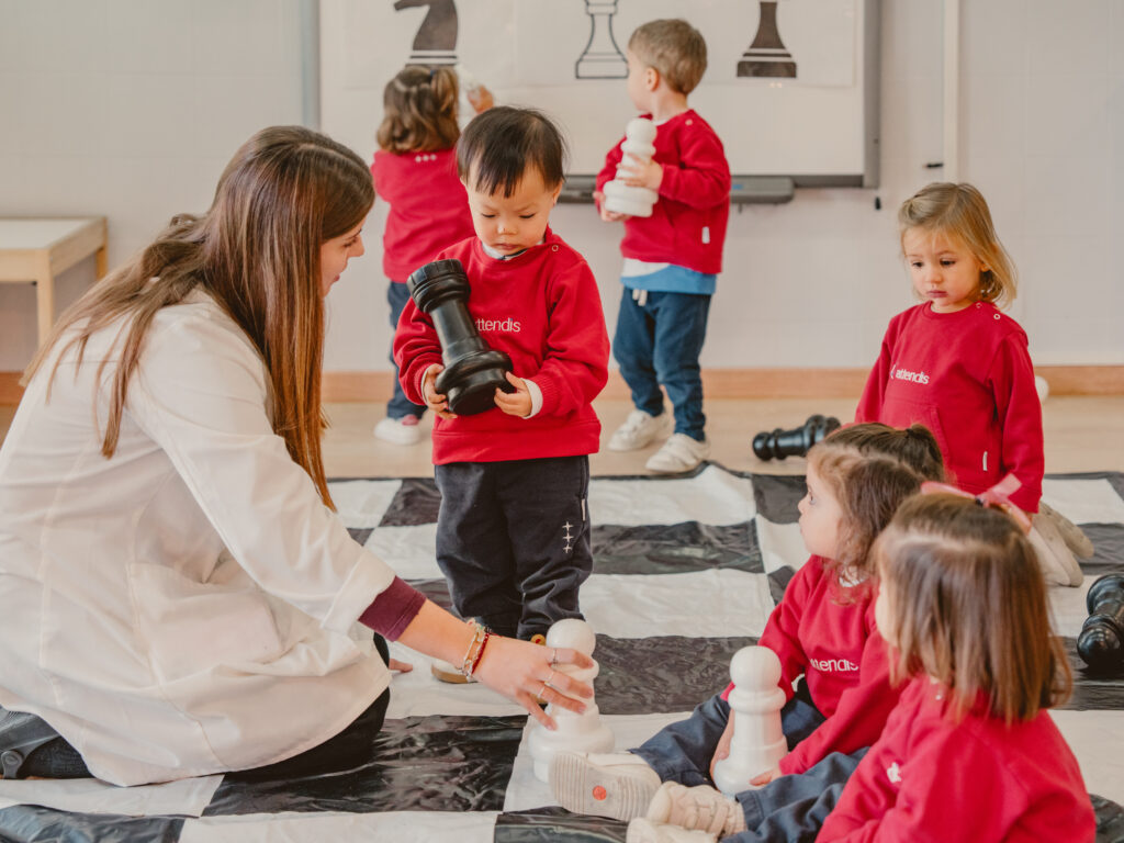 alumnos en el espacio de aprendizaje steam jugando con el ajedrez gigante en la mejor guardería de granada