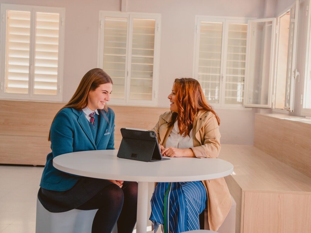 Forbes destaca la educación personalizada.