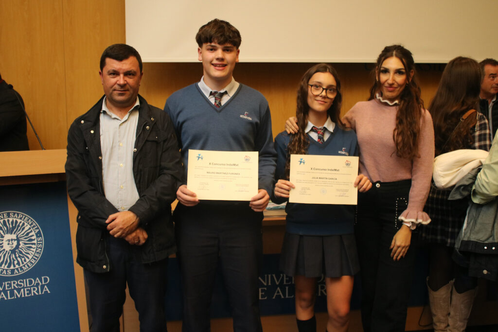 Mauro Martínez Furones y Julia Martín García, alumnos de Altaduna-Saladares, tras recibir sus diplomas en el concurso Indalmat.