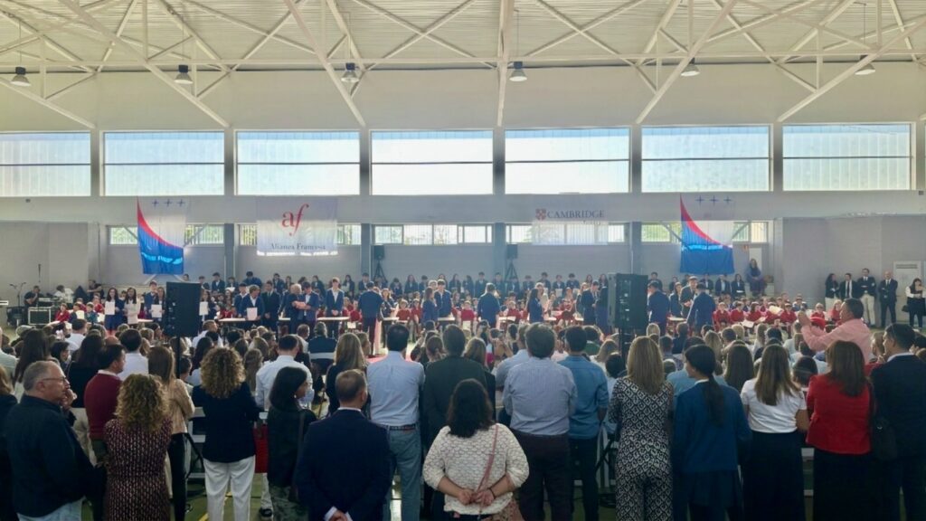 Pabellón con familias y alumnos el día de la entrega de los títulos de Cambridge y Alianza Francesa