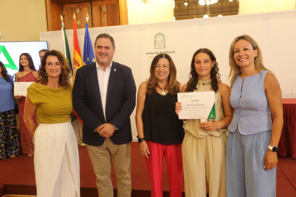 María del Mar López Díaz recibe el Premio Extraordinario de Bachillerato