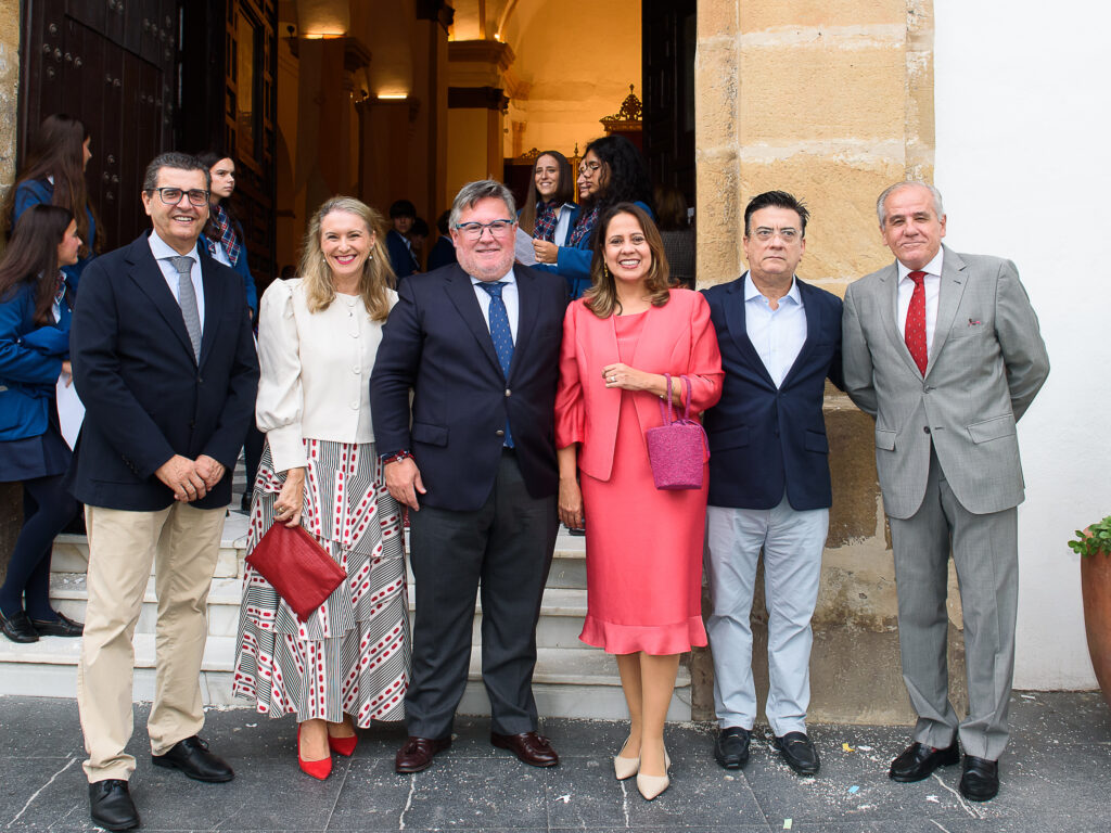 Representantes y miembros de la comunidad educativa en la celebración del 50 aniversario de Puertoblanco–Montecalpe en Algeciras.